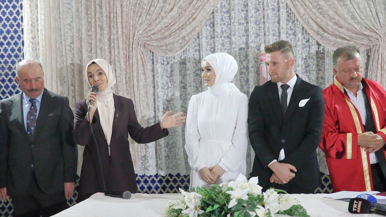 Bakan Göktaş, Aile ve Gençlik Fonu desteğiyle evlenen Tuğba-İsmail Karakuş çiftinin nikah törenine katıldı