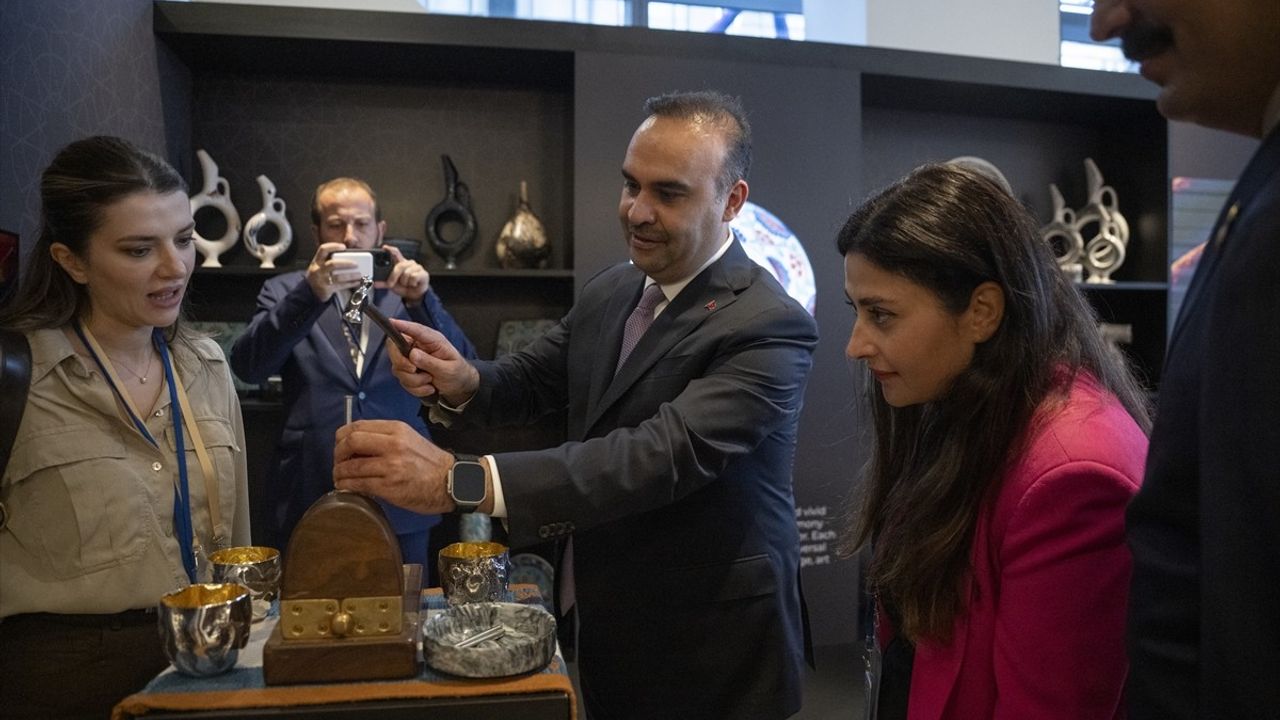 Bakan Kacır, Türkevi'nde "Anadoludakiler: Kapıların Ardındaki Hazineler" Sergisini Ziyaret Etti