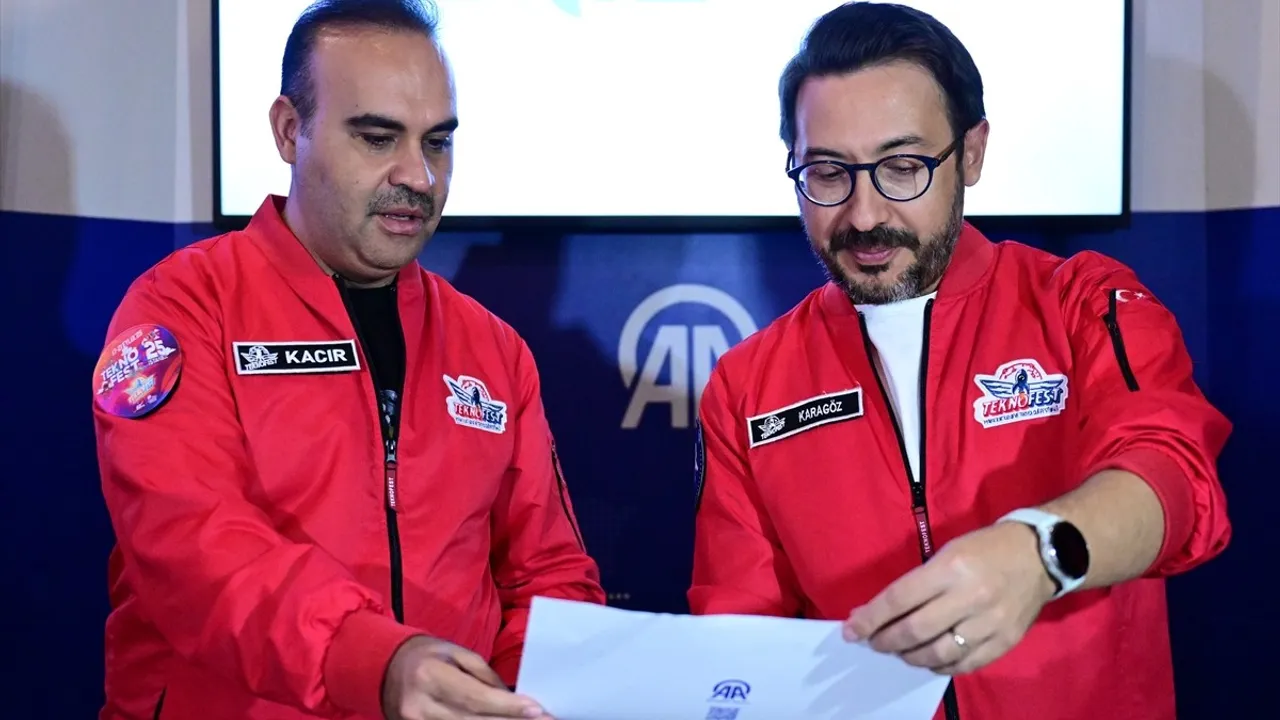 Bakan Kacır ve AA Genel Müdürü Karagöz TEKNOFEST'te 'Alan'ı ziyaret etti, AA grafik standını gezdi