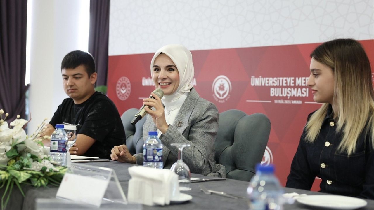 Bakan Mahinur Özdemir Göktaş, devlet himayesinde yetişen üniversite kazanan gençlerle buluştu