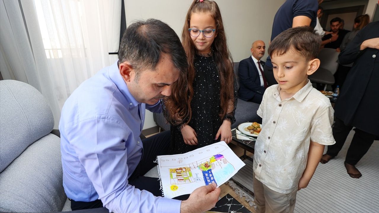 Bakan Murat Kurum, Kahramanmaraş'ta depremzede Çıra ailesini ziyaret etti