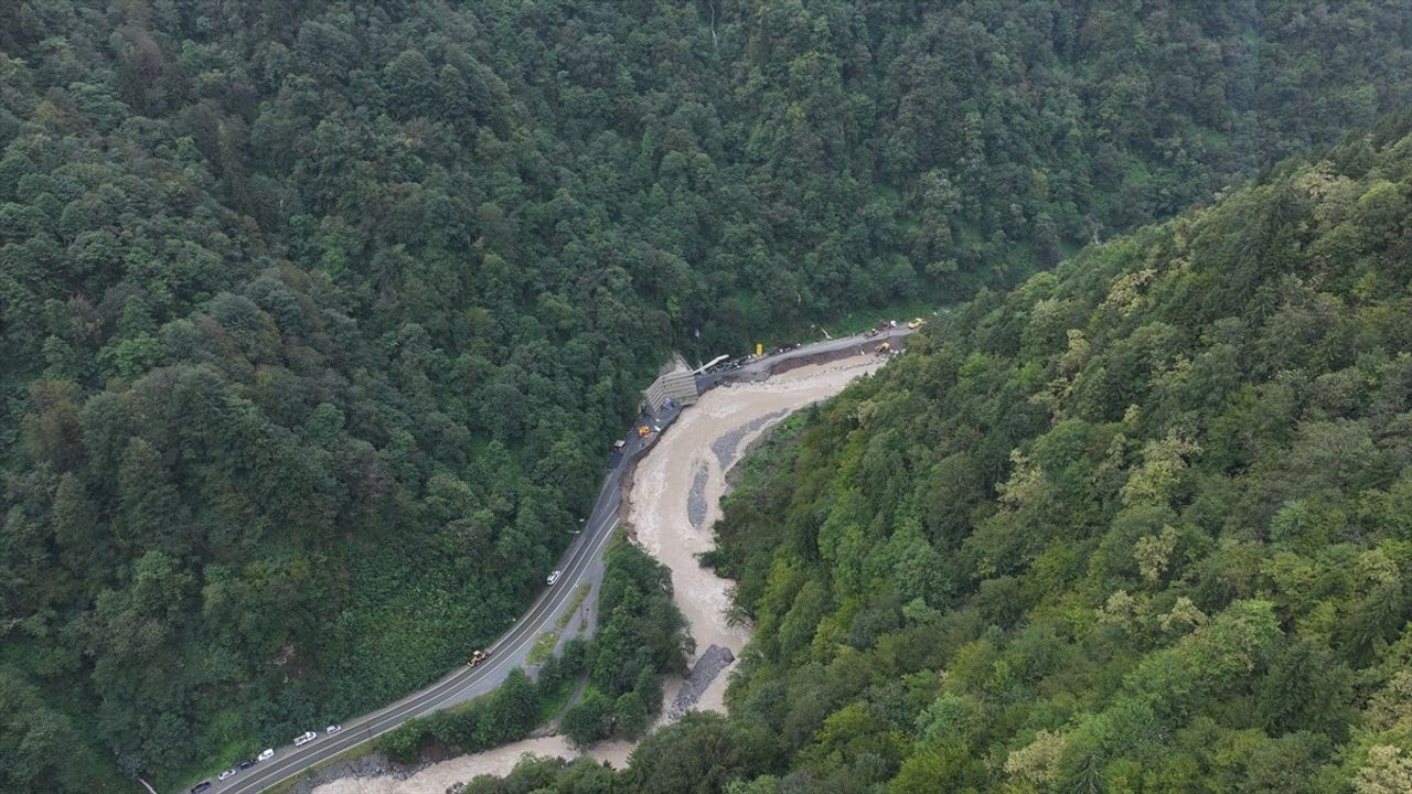 Bakanlar Uraloğlu ve Bak, Çamlıhemşin-Ayder Yaylası yolundaki çalışmaları yerinde inceledi
