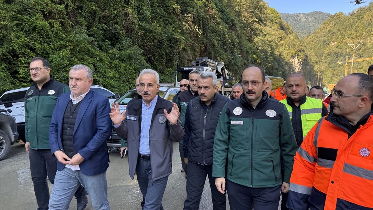 Bakanlar Uraloğlu ve Bak, Çamlıhemşin-Ayder Yaylası yolundaki çalışmaları yerinde inceledi