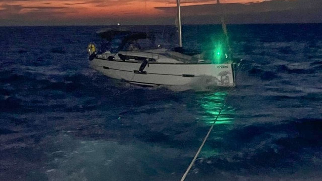 Bakırköy açıklarında kumanda dışı kalan 13 metrelik tekne KEGM-3 ile Ataköy Marina'ya çekildi