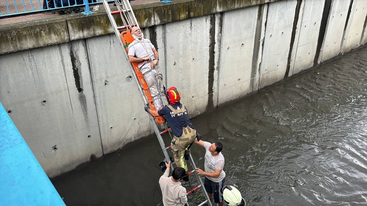 Bakırköy'de çatısından su kanalına düşen kişi itfaiye tarafından kurtarıldı