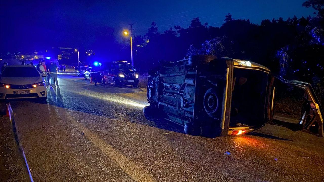 Balıkesir'de otomobil elektrik direğine çarptı: 1 uzman çavuş yaşamını yitirdi, 1 ağır yaralı
