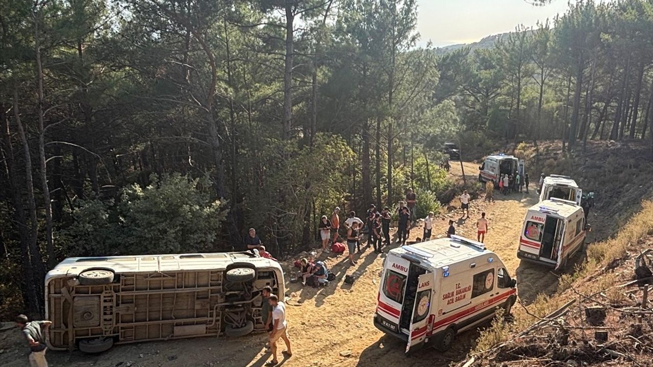 Balıkesir'de tur minibüsü devrildi: Kazdağları'nda 11 yaralı
