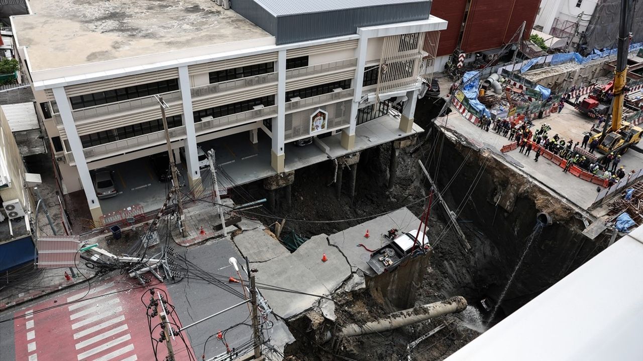 Bangkok'ta yol çökmesi sonucu 50 metre derinlikte ve 30 metre genişliğinde çukur oluştu