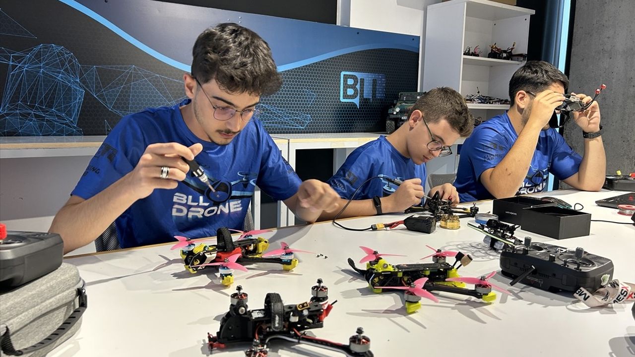 Başakşehir Living Lab'de ücretsiz dron eğitimi: Gençler FPV, montaj ve kodlama öğreniyor