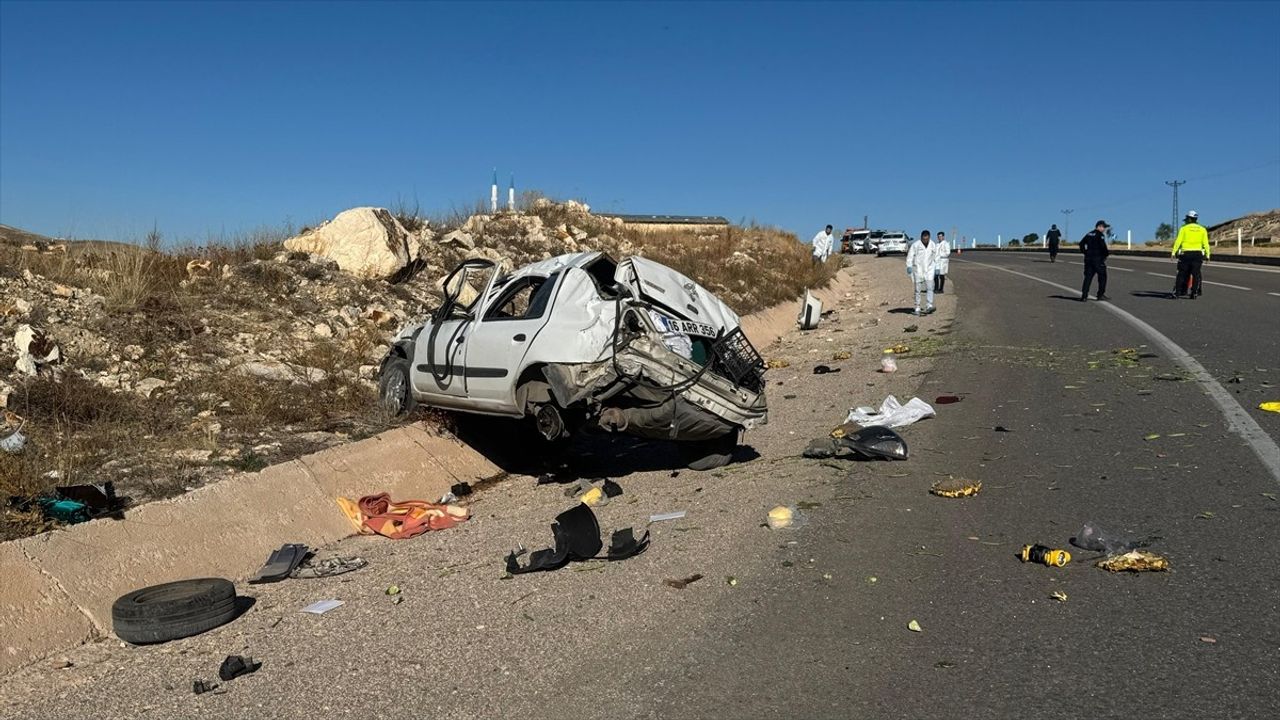 Bayburt’ta refüje çarpan otomobilin sürücüsü hayatını kaybetti