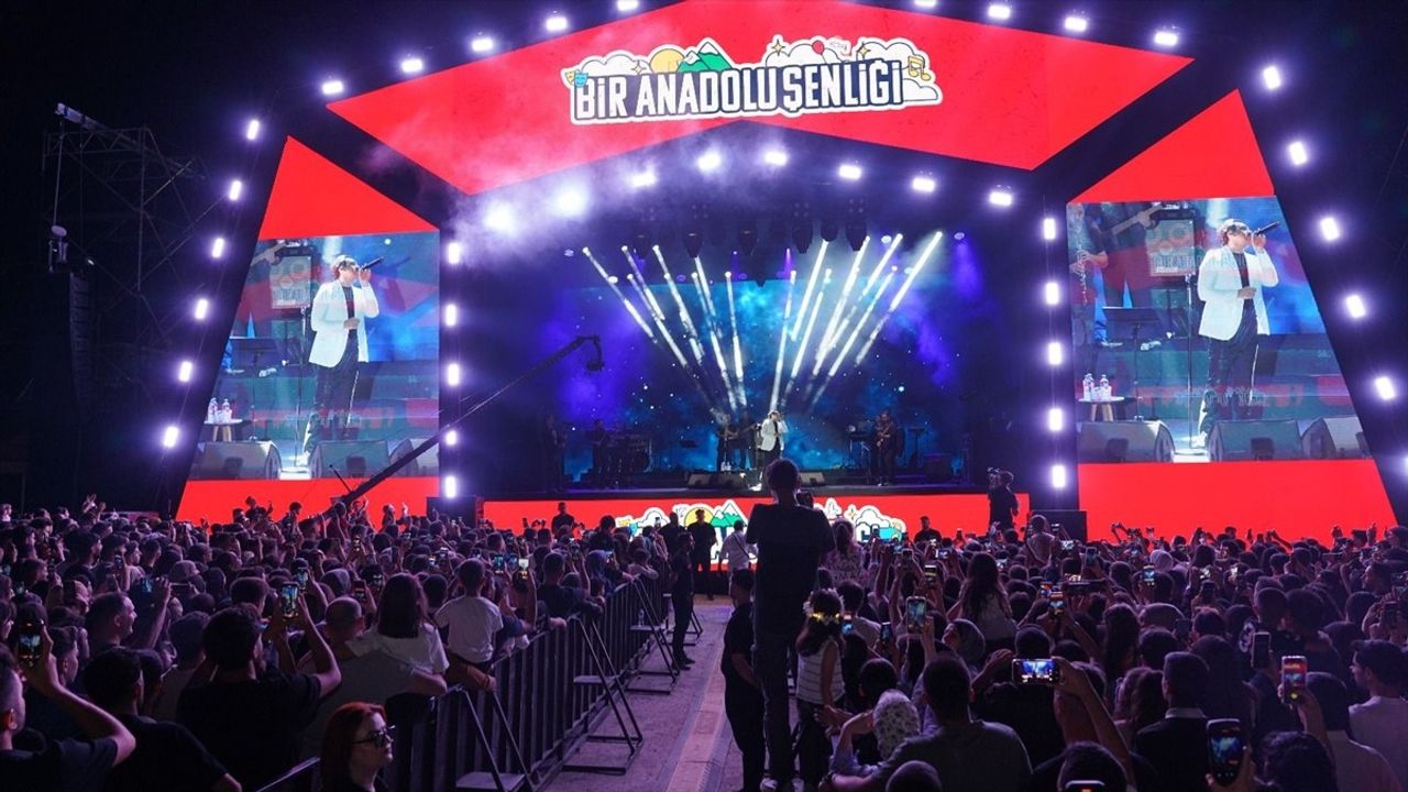 Bayhan, Şırnak'ta 'Bir Anadolu Şenliği'nde Konser Verdi