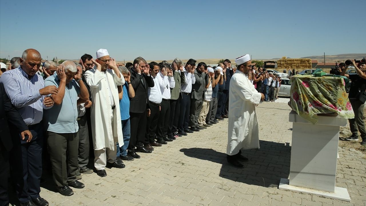 BBP Genel Başkanı Destici, Günyüzü'de Belediye Başkanı Özmen'in annesinin cenaze törenine katıldı