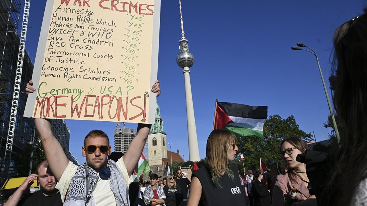 Berlin'de 50 binden fazla kişi 'Tüm gözler Gazze'de' temasıyla Filistin'e destek yürüdü