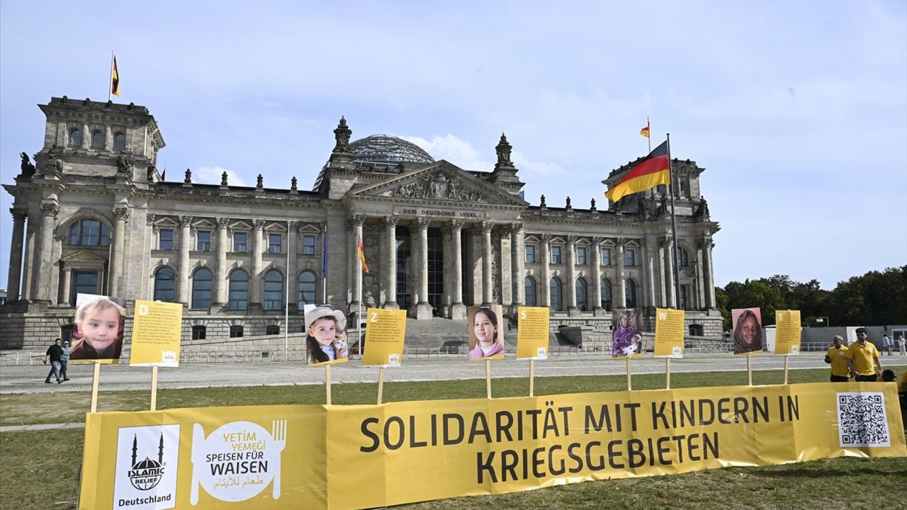 Berlin'de Federal Meclis Önünde Savaş Bölgelerindeki Çocuklara Dikkat Çekildi