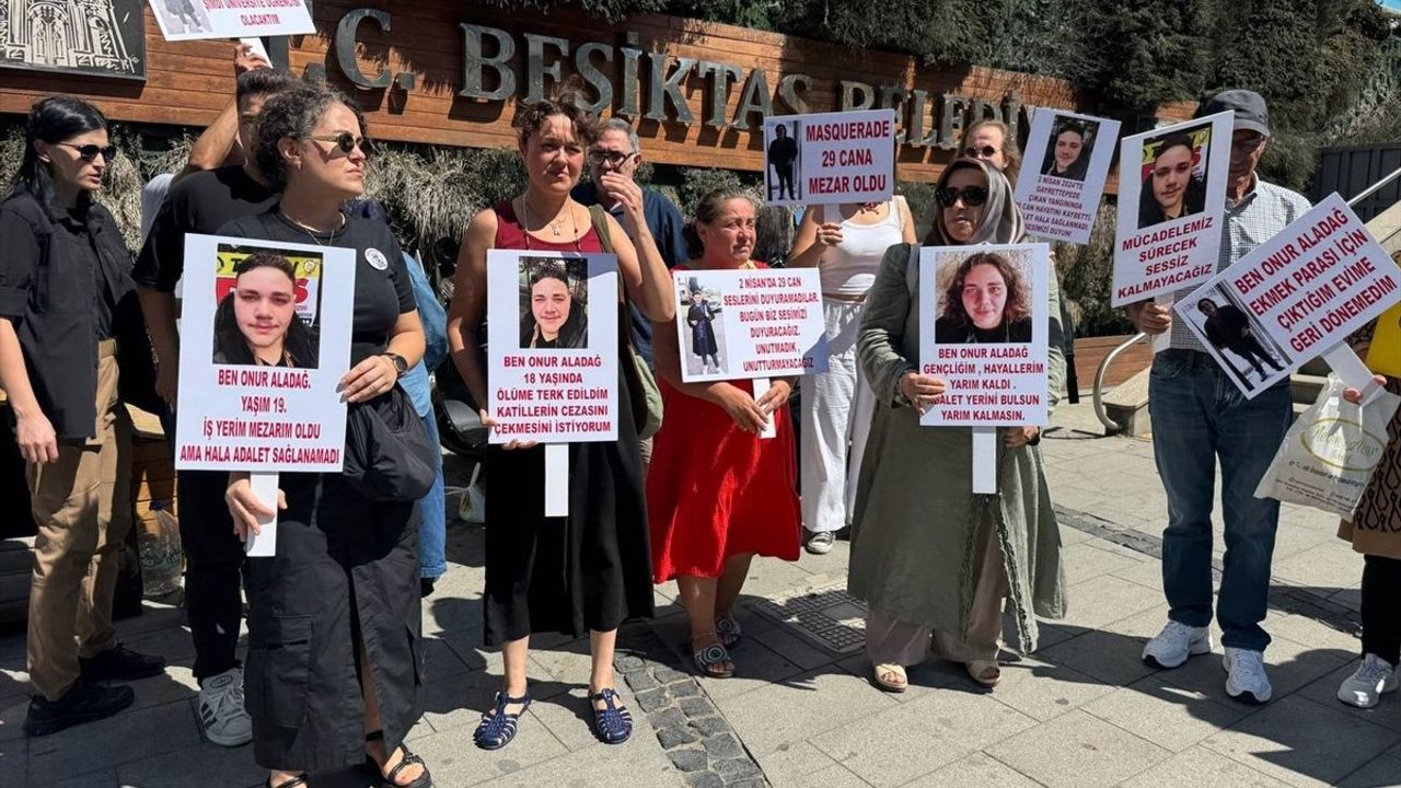 Beşiktaş'ta 2 Nisan 2024 Gece Kulübü Yangını: Aileler Belediye Önünde Adalet Talep Etti