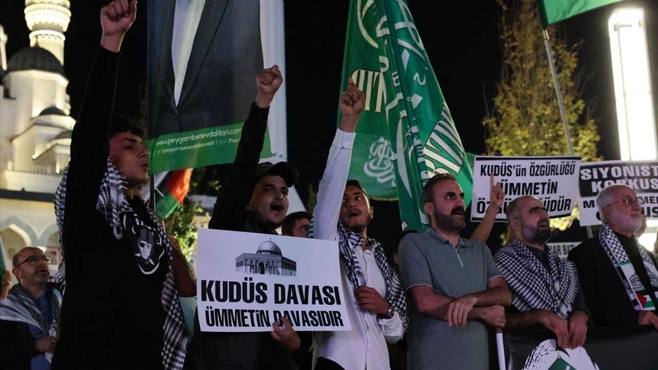 Beşiktaş'ta Peygamber Sevdalıları ve Özgür Kudüs Platformu'dan Küresel Sumud Filosu'na Destek Yürüyüşü