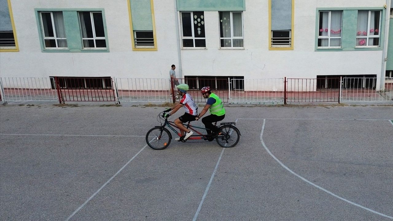 Bilecik'te görme engelliler tandem bisikletle pedal çevirdi