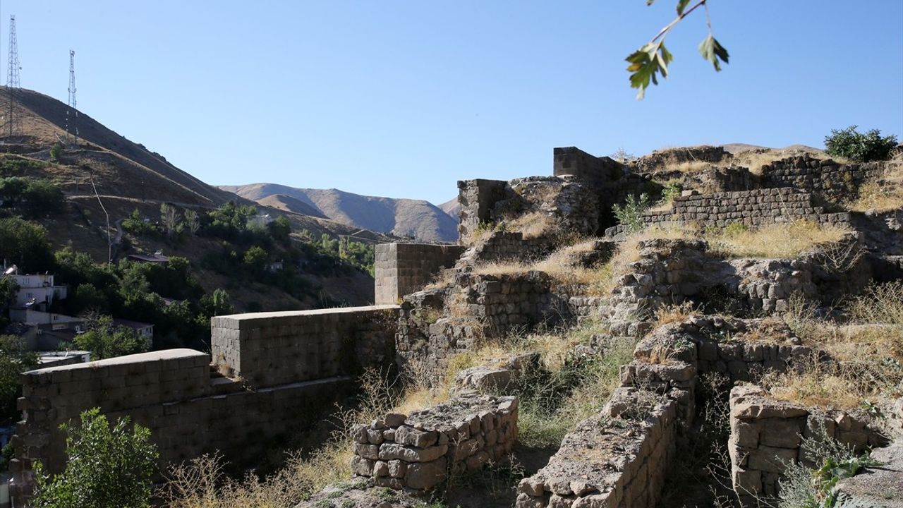 Bitlis Kalesi'nde Osmanlı dönemine ait 29 cm'lik çift dişli anahtar ve saraya kabul mekanı bulundu