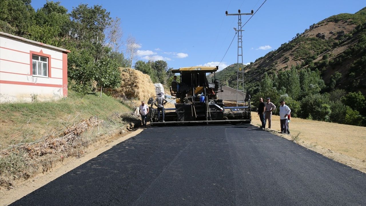 Bitlis'te köy yolları BSK ile sıcak asfalta kavuşuyor