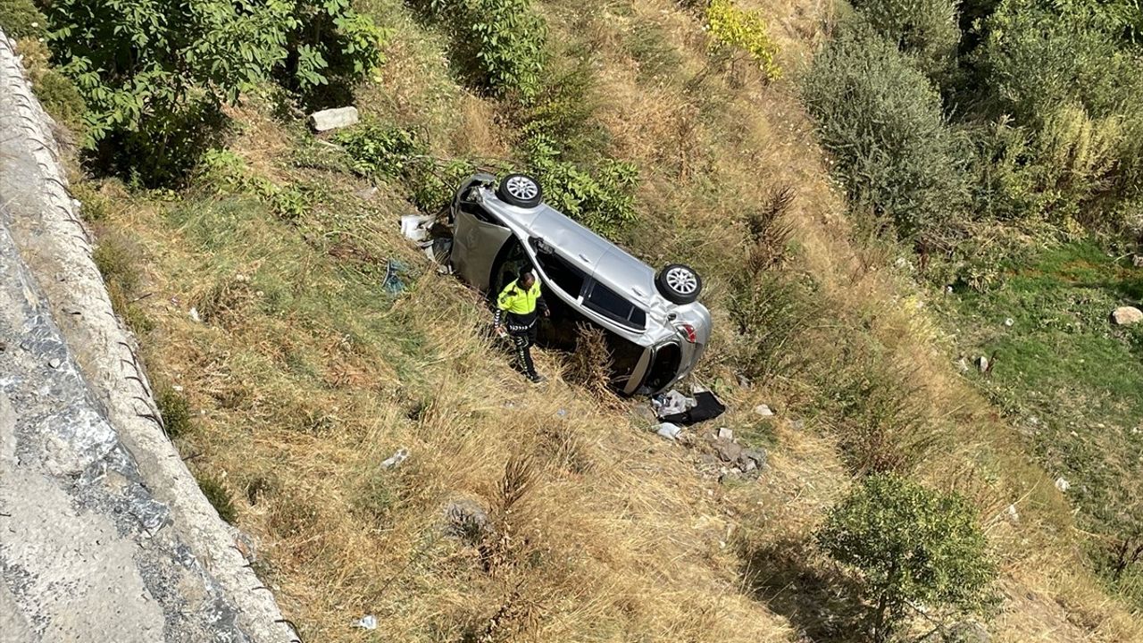 Bitlis'te otomobil şarampole devrildi: 1'i ağır 2 kişi yaralandı