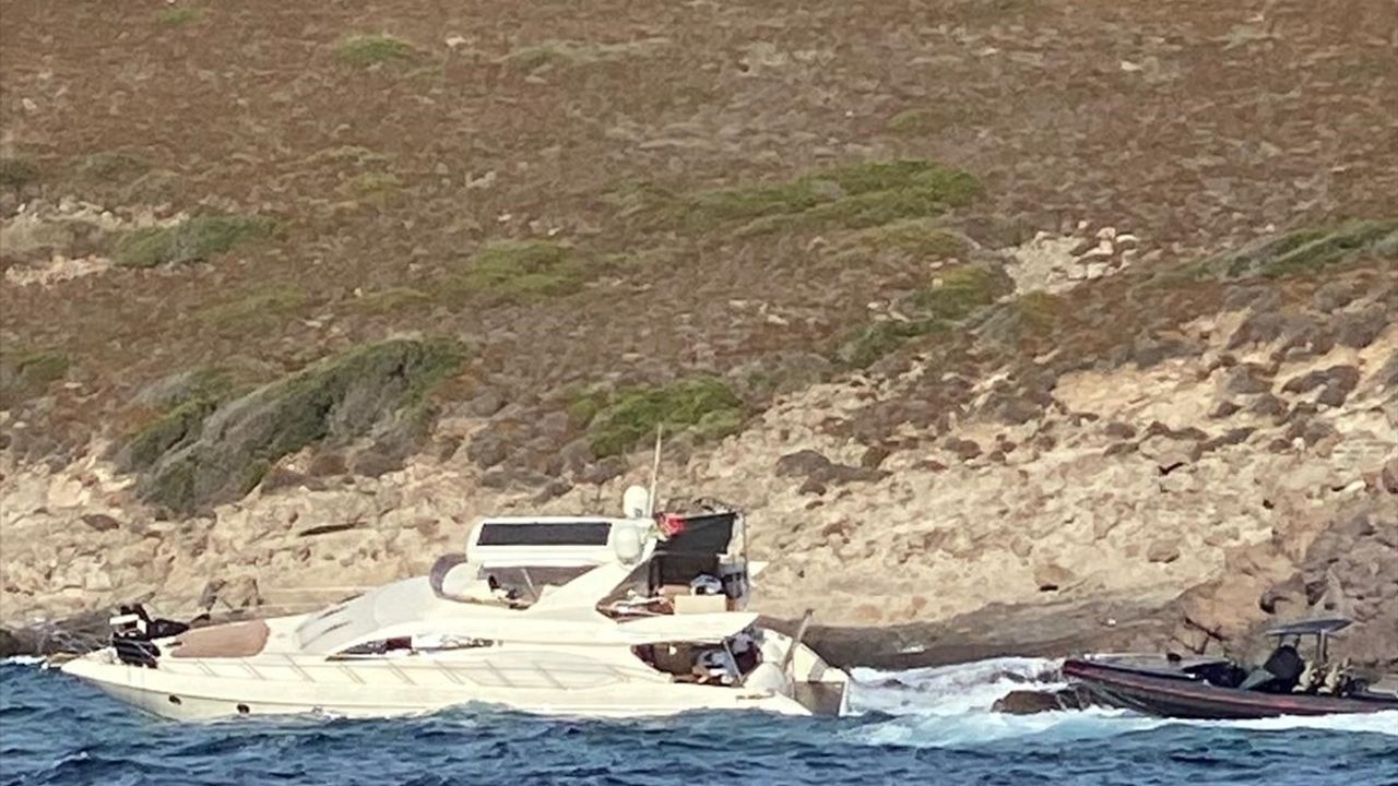 Bodrum'da arızalanan 22 metrelik motoryattaki 2 kişi kayalıklardan kurtarıldı
