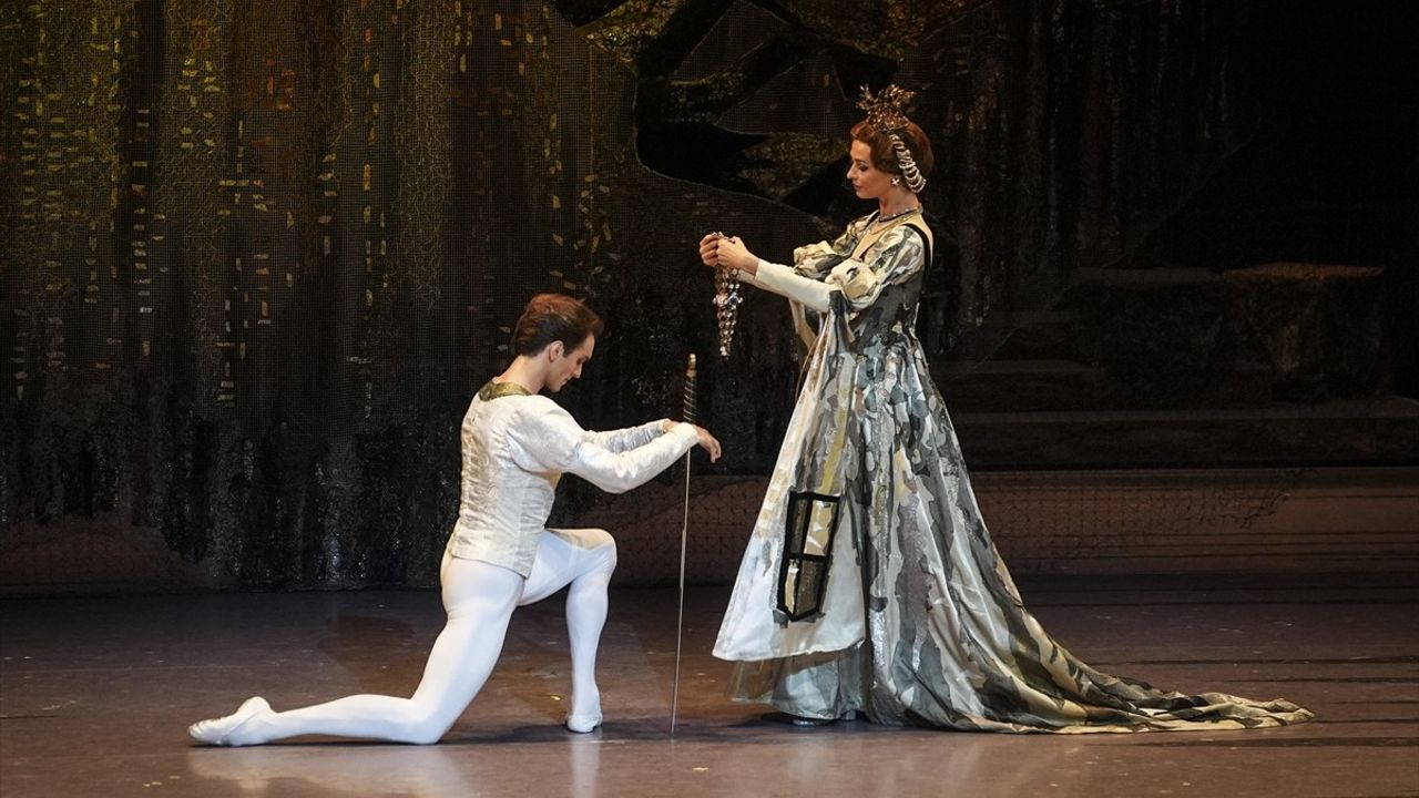 Bolşoy Bale ve Orkestrası "Kuğu Gölü"nü İstanbul'da sahneledi