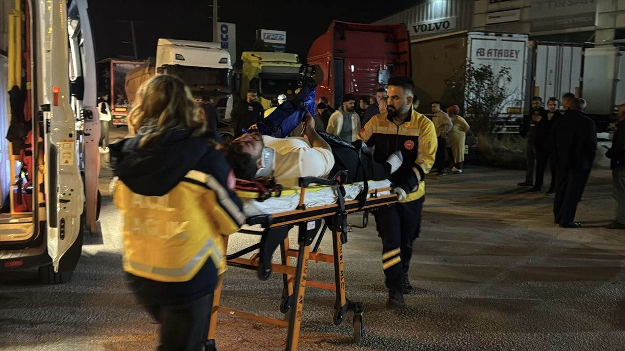 Bolu'da D-100'de park halindeki 3 araca çarpan otomobilde 4 kişi ağır yaralandı