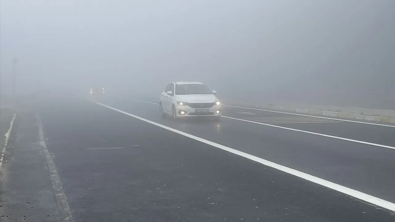 Bolu Dağı'nda sis D-100 kara yolunda görüşü yer yer 25 metreye düşürdü