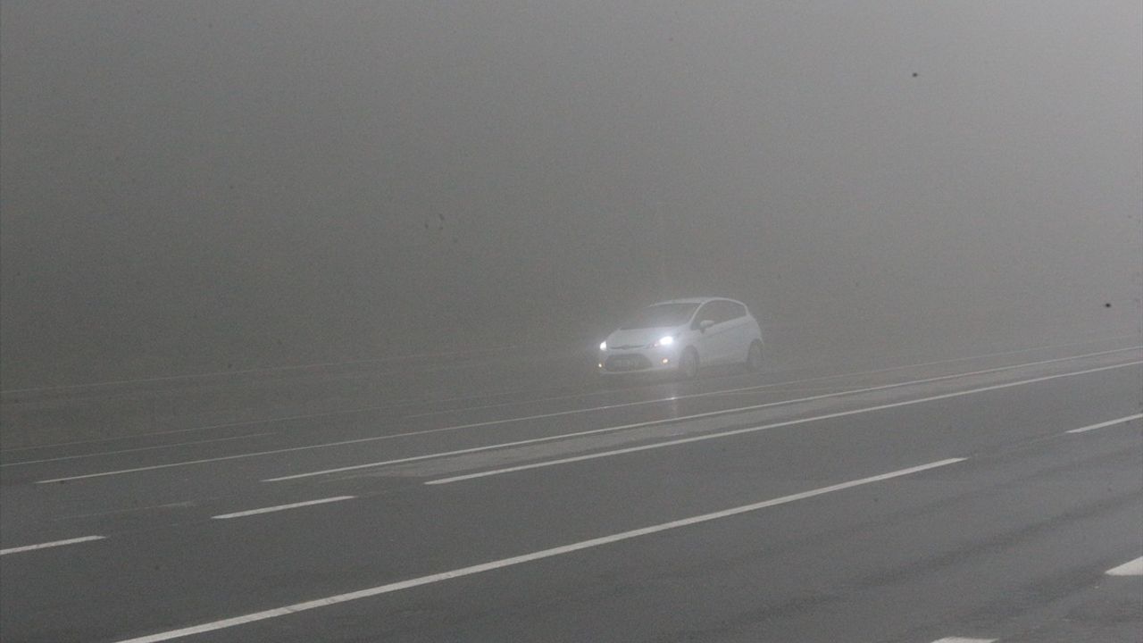 Bolu Dağı'nda sis ve sağanak ulaşımı etkiledi: D-100'de görüş 25 metreye kadar düştü