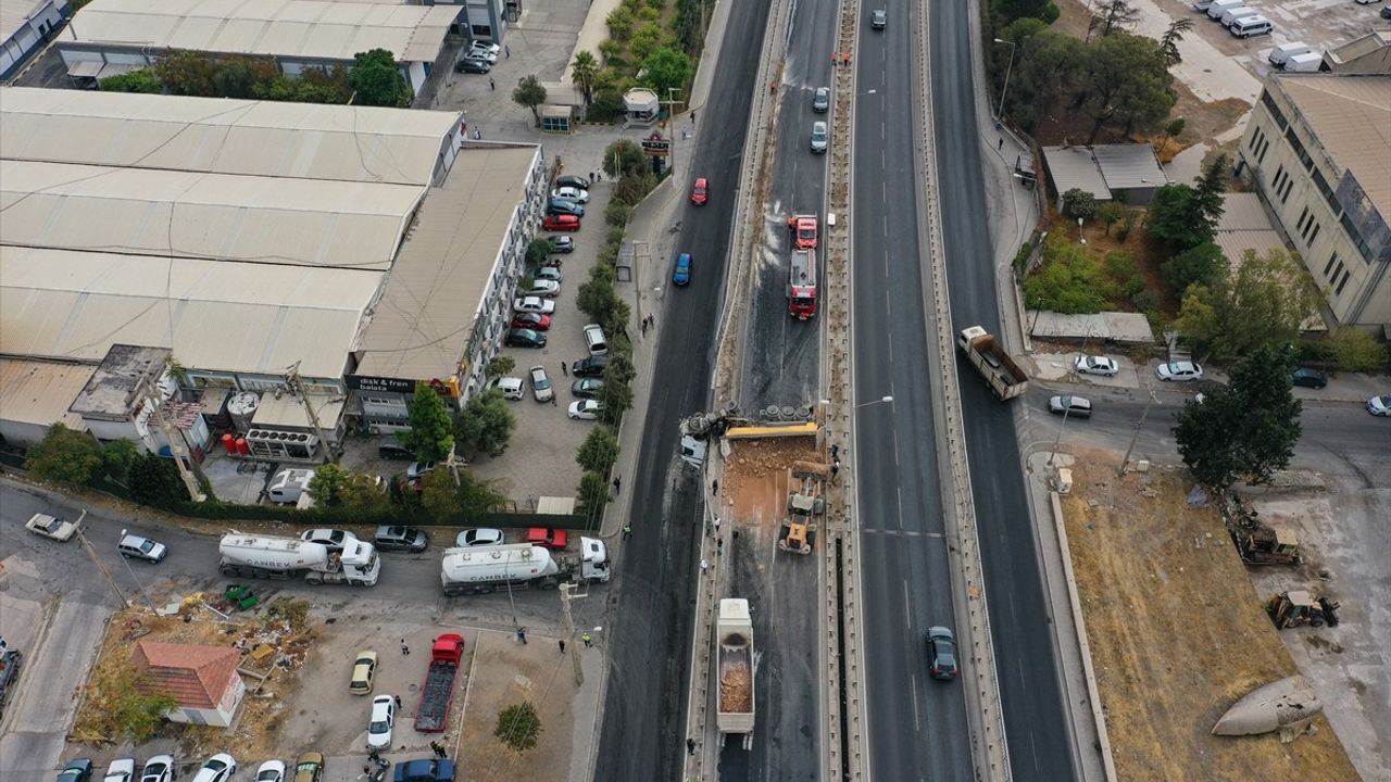 Bornova'da viyadükte asılı kalan tırın sürücüsü yaralandı