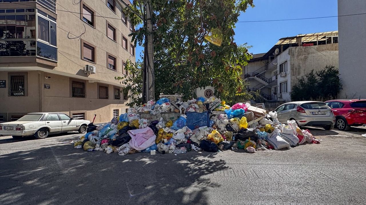 Buca'da Hasanağa Parkı çevresindeki toplanmayan çöplere vatandaşlardan tepki