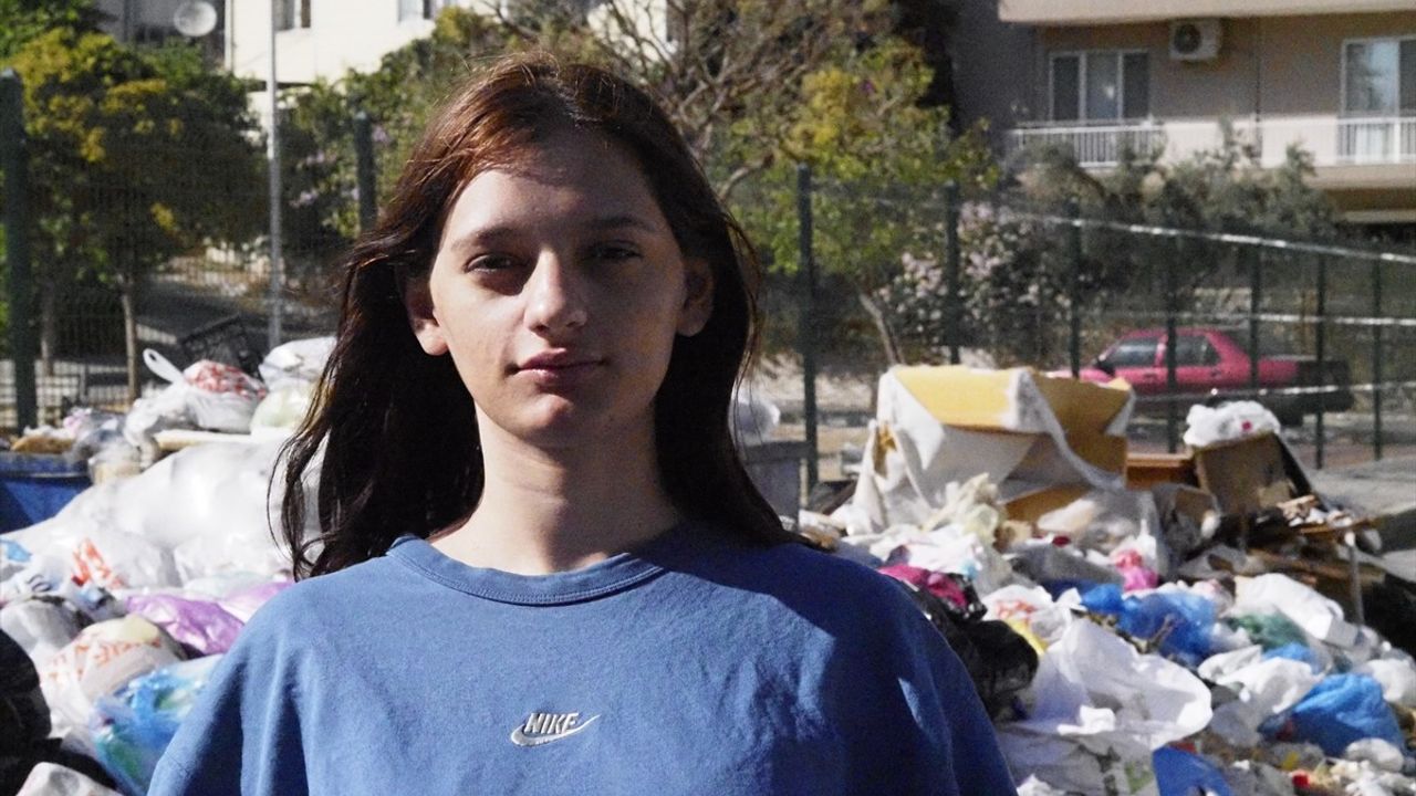 Buca'da sokaklarda biriken çöpler mahalle sakinlerini rahatsız ediyor