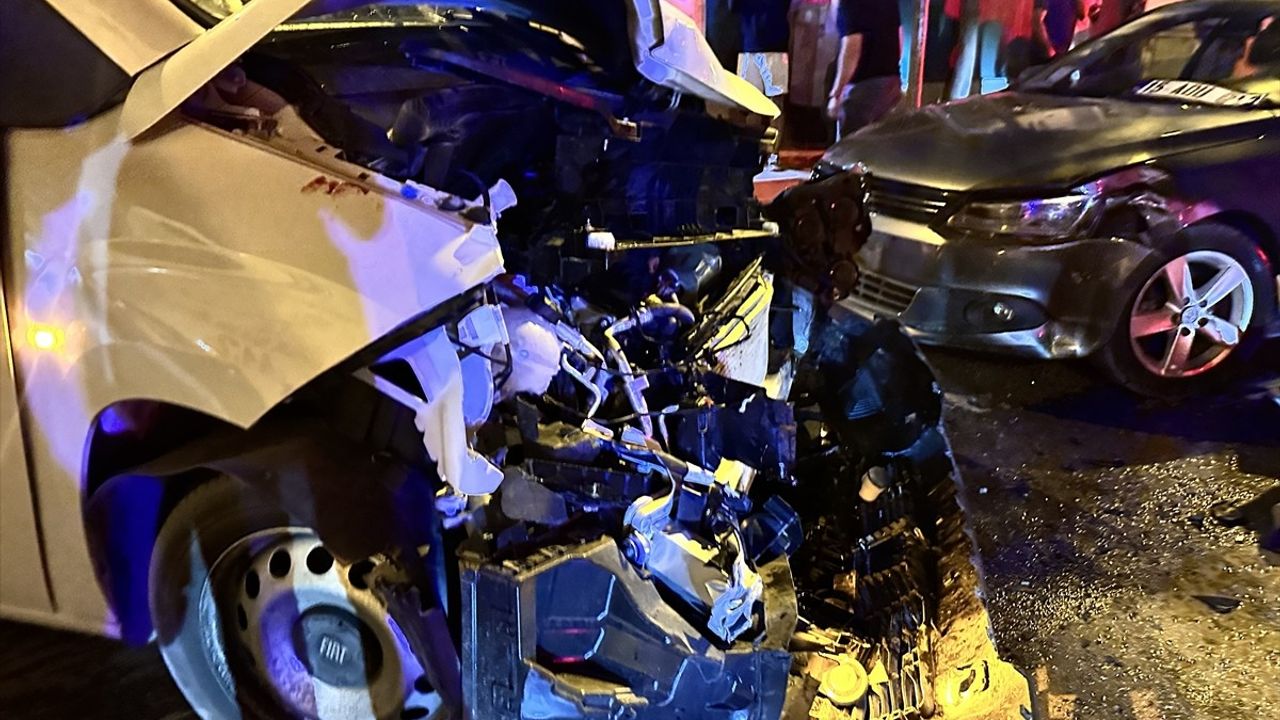 Burdur'da üç aracın karıştığı kazada 1 kişi yaşamını yitirdi, 4 kişi yaralandı