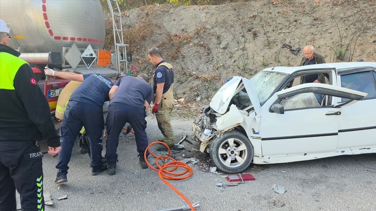Bursa'da park halindeki tankere çarpan otomobilde 5 kişi yaralandı