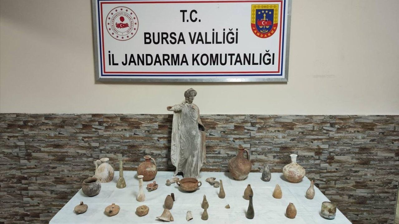 Bursa'da tarihi eser operasyonu: Antik Roma ve Bizans dönemine ait 29 obje ile 60 cm heykel ele geçirildi
