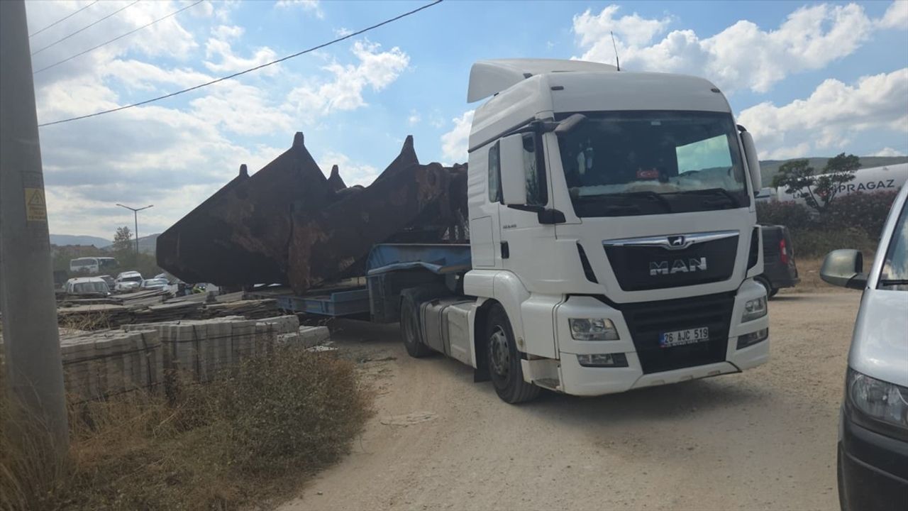 Bursa'da yolcu otobüsü tırın dorsesindeki gemi çapasına çarptı: 3 yaralı