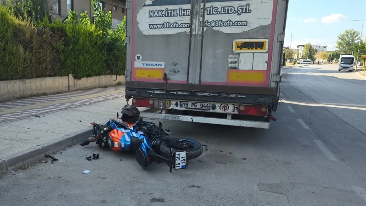 Bursa İnegöl'de park halindeki tıra çarpan motosiklet sürücüsü ağır yaralandı