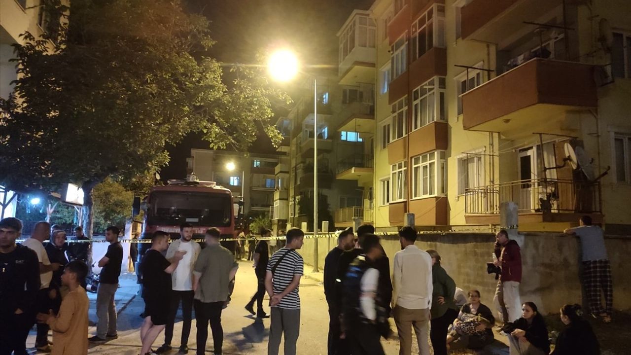 Bursa Karacabey'de 4 katlı binada çıkan yangında 3 kişi hayatını kaybetti