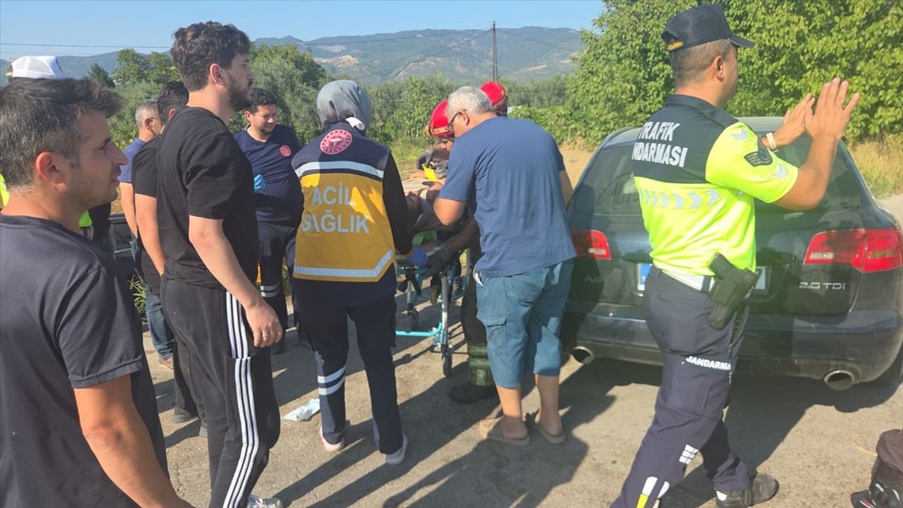 Bursa Orhangazi'de İki Otomobil Çarpıştı: 4 Kişi Yaralandı