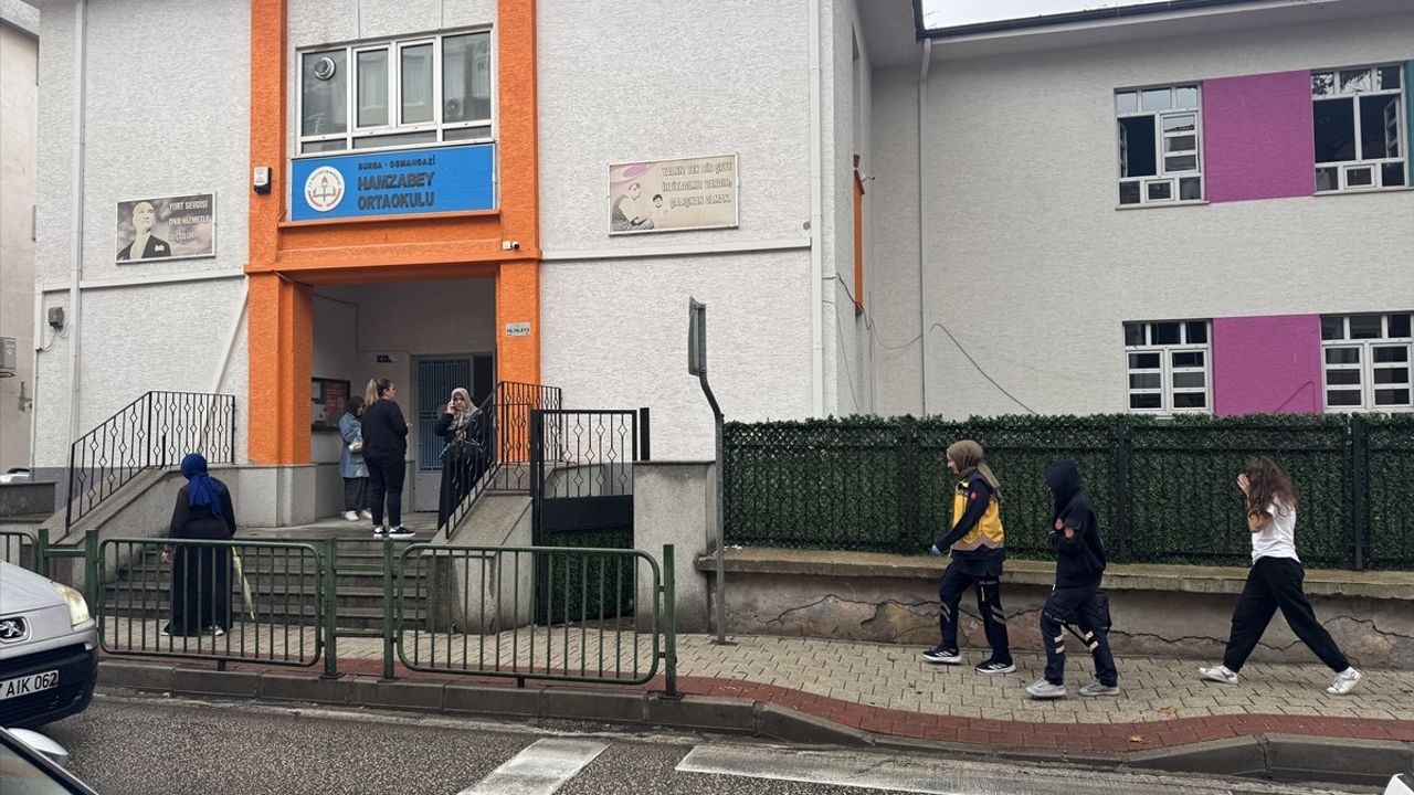 Bursa Osmangazi'de Hamzabey Ortaokulu'nda 6 öğrenci zehirlenme şüphesiyle tedaviye alındı
