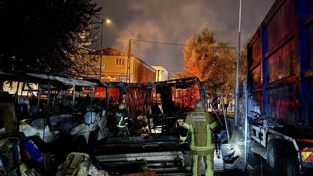 Bursa Osmangazi'de karavandan kamyona sıçrayan yangın söndürüldü