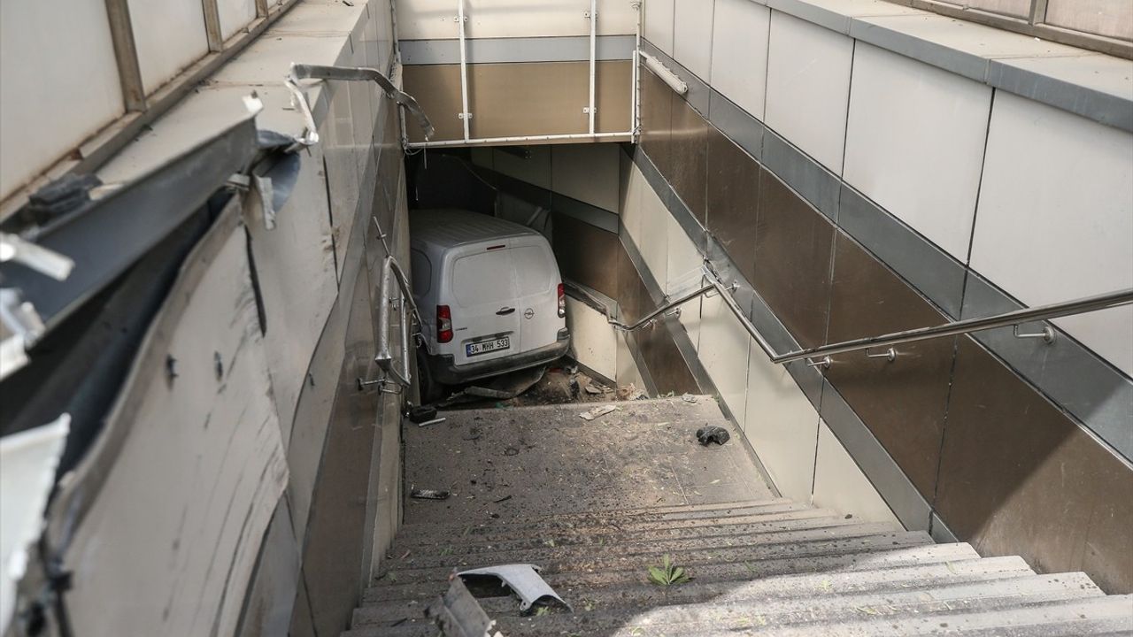 Bursa Osmangazi'de metro alt geçidine giren hafif ticari araç sürücüsü yaralandı