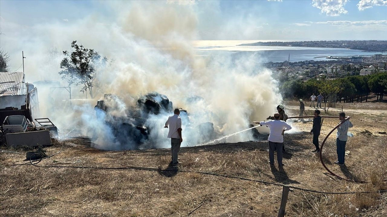 Büyükçekmece'de saman balyalarının bulunduğu ahırda çıkan yangın itfaiye tarafından söndürüldü