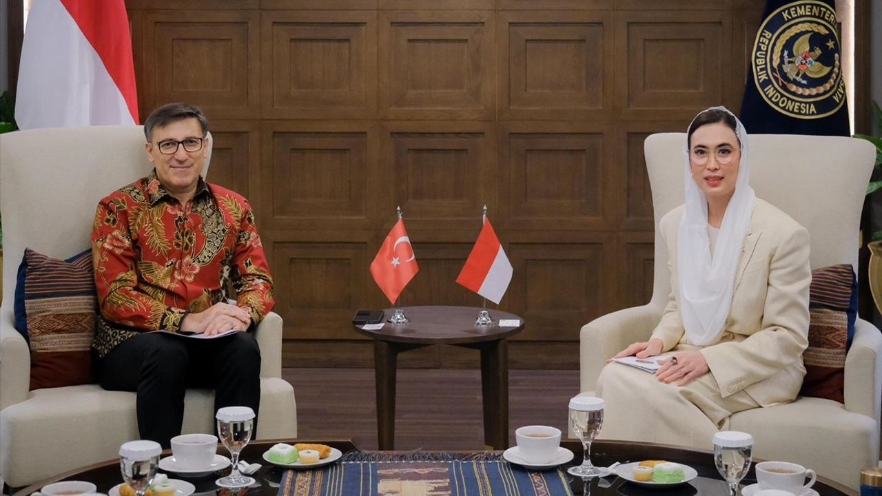 Büyükelçi Talip Küçükcan ile Endonezya Turizm Bakanı Wardhana turizm işbirliğini görüştü