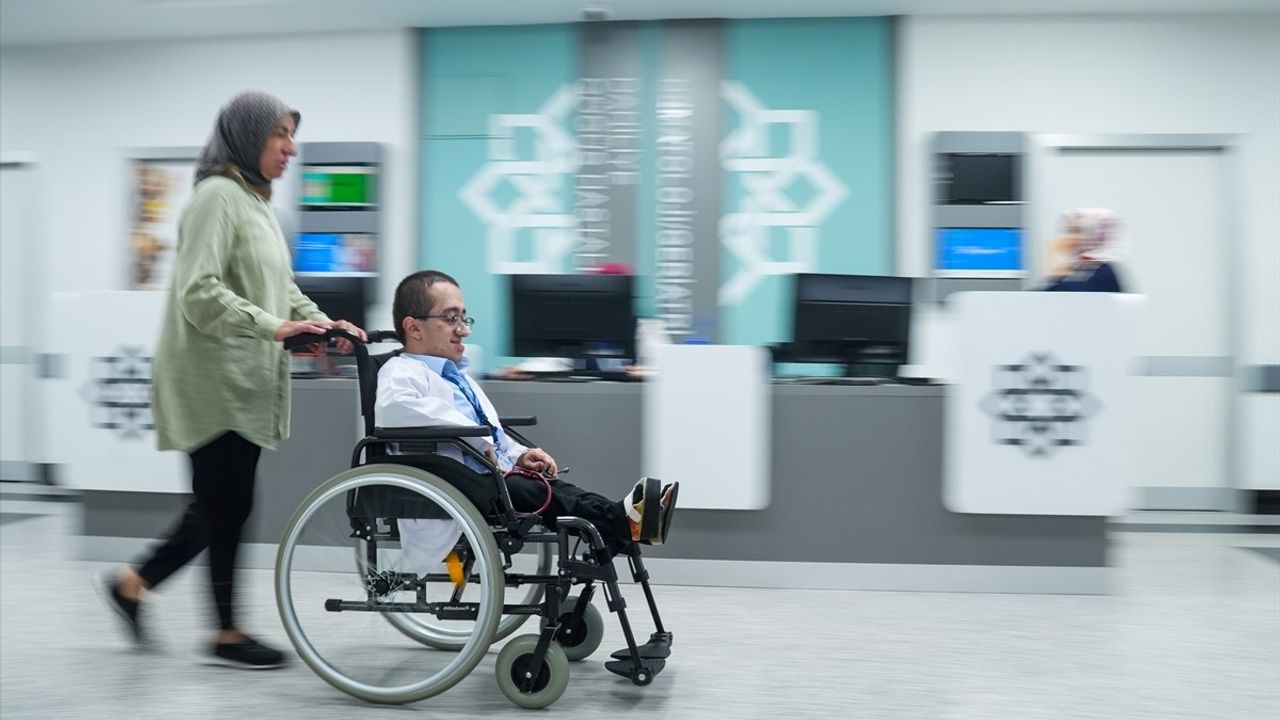 Cam kemik hastası Hamza Mesut Ağır, annesinin desteğiyle tıp intörnlüğüne başladı