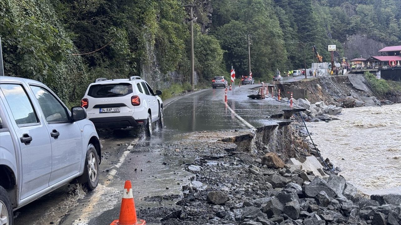 Çamlıhemşin-Ardeşen kara yolunda çökme nedeniyle ulaşım tek şeritten kontrollü sağlanıyor
