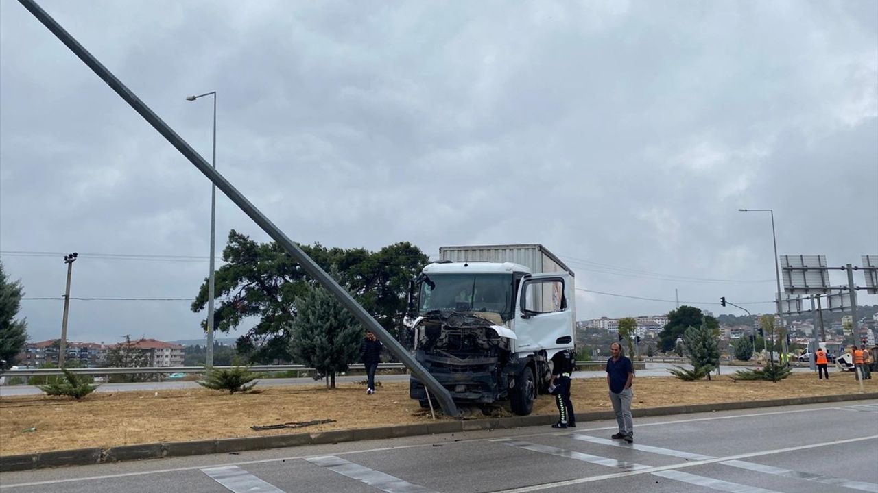 Çanakkale Ayvacık'ta kamyon ile kamyonetin çarpışması: 1 kişi hayatını kaybetti