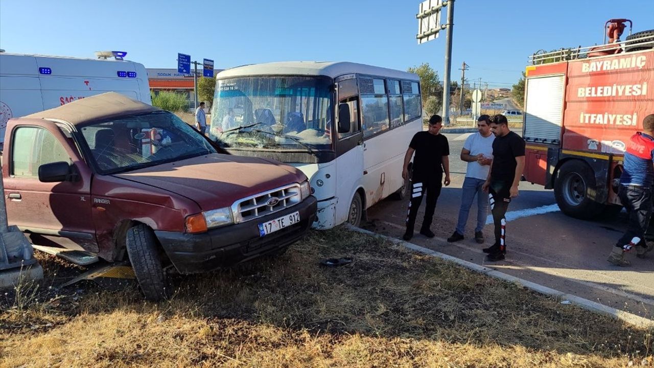 Çanakkale Bayramiç'te işçi servisiyle kamyonet çarpıştı: 5 yaralı