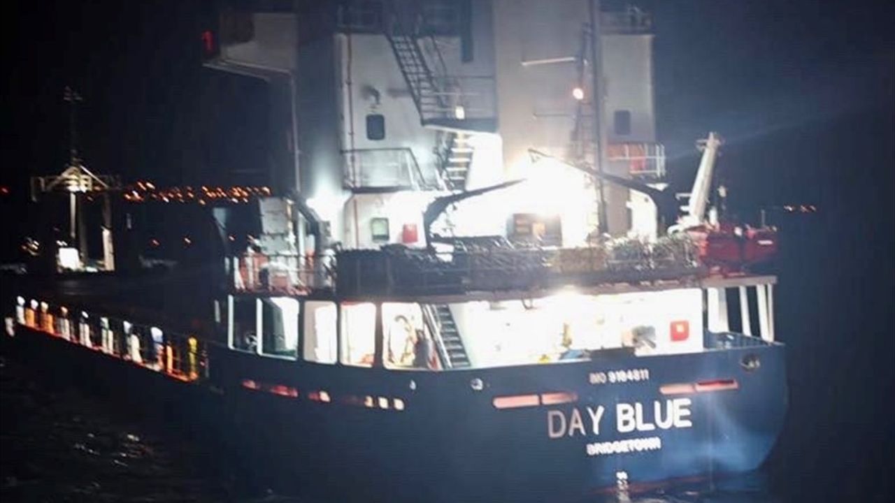 Çanakkale Boğazı'nda arızalanan 'Day Blue' gemisi Karanlık Liman Demir Sahası'na çekildi