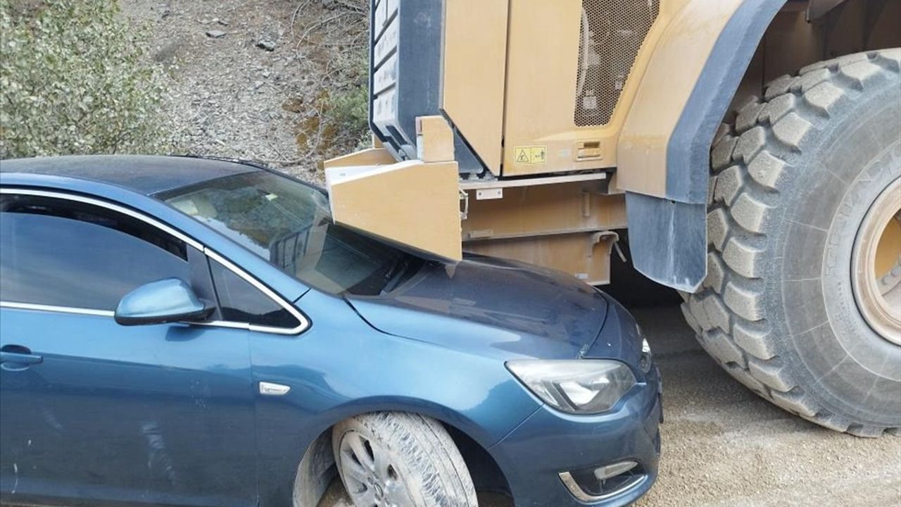 Çankırı Çerkeş'te iş makinesinin çarptığı otomobilin altında kalan kadın hayatını kaybetti